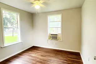 136 W Marion St, Clute, TX 77531 - Photo 7