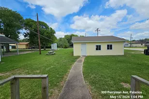 300 Perryman Ave, Palacios, TX 77465 - Photo 31