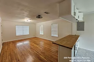300 Perryman Ave, Palacios, TX 77465 - Photo 9