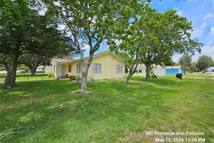 300 Perryman Ave, Palacios, TX 77465 - Photo 33