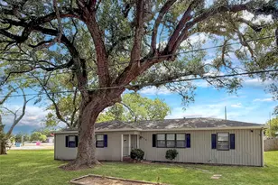 819 W Kyle Rd, Clute, TX 77531 - Photo 1
