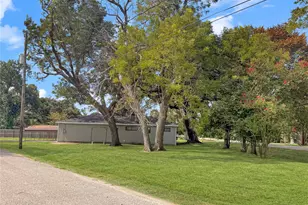 819 W Kyle Rd, Clute, TX 77531 - Photo 5