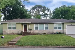 808 E Tom Green St, Brenham, TX 77833 - Photo 1
