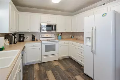 962 Raymond, Crystal Beach, TX 77650 - Photo 9