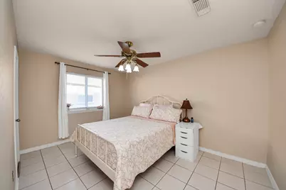 9519 Summer Laurel Lane, Houston, TX 77088 - Photo 17