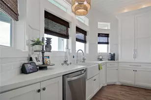 1180 Lagoon Dr, Crystal Beach, TX 77650 - Photo 7