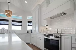 1180 Lagoon Dr, Crystal Beach, TX 77650 - Photo 5
