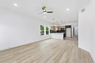 218 E 37th St, Houston, TX 77018 - Photo 5