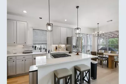 11 Barlow Ct, The Woodlands, TX 77382 - Photo 3