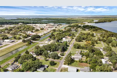 718 Main Street, Anahuac, TX 77514 - Photo 15