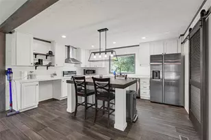 718 Main St, Anahuac, TX 77514 - Photo 3