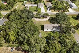 718 Main St, Anahuac, TX 77514 - Photo 13