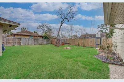 915 Hackberry Street, La Porte, TX 77571 - Photo 37