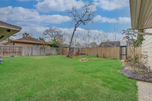 915 Hackberry St, La Porte, TX 77571 - Photo 37