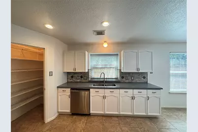 210 Rolling Plains Drive, Sugar Land, TX 77479 - Photo 11
