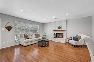 2205 S Mission Cir, Friendswood, TX 77546 - Photo 9