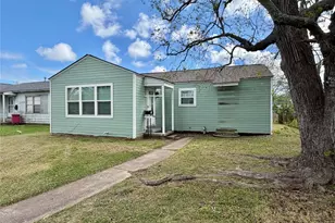 1427 W 7th St, Freeport, TX 77541 - Photo 3