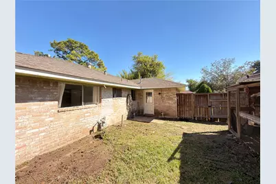 6406 Tall Willow Drive, Houston, TX 77088 - Photo 15