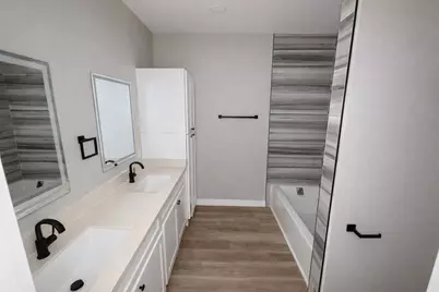 1422 W Willis Street #B, Alvin, TX 77511 - Photo 5