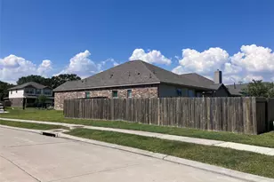 4219 W Bayou Maison Cir, Dickinson, TX 77539 - Photo 3