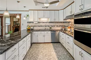 2401 Briar Oaks Dr, Bryan, TX 77802 - Photo 13