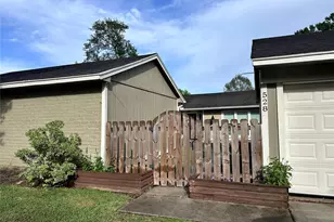 528 Belmont Dr, Friendswood, TX 77546 - Photo 1