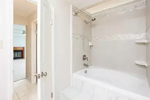 9800 Pagewood Ln, Houston, TX 77042 - Photo 25