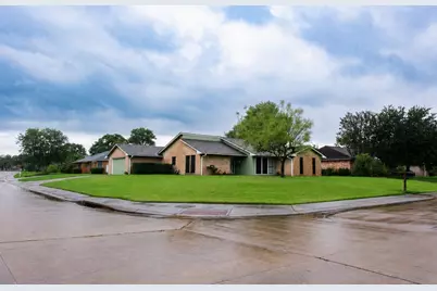 301 Lotus Street, Lake Jackson, TX 77566 - Photo 3