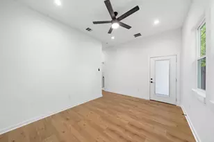 5029 Van Fleet St, Houston, TX 77033 - Photo 9