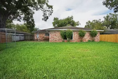 324 Pine Street, Lake Jackson, TX 77566 - Photo 17
