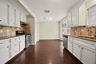 300 Castlelake Dr, Friendswood, TX 77546 - Photo 9