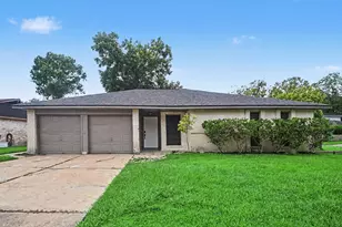 300 Castlelake Dr, Friendswood, TX 77546 - Photo 1