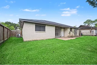 300 Castlelake Drive, Friendswood, TX 77546 - Photo 17