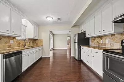 300 Castlelake Drive, Friendswood, TX 77546 - Photo 9