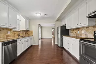 300 Castlelake Dr, Friendswood, TX 77546 - Photo 9