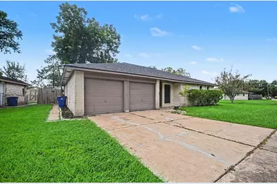 300 Castlelake Drive, Friendswood, TX 77546 - Photo 3