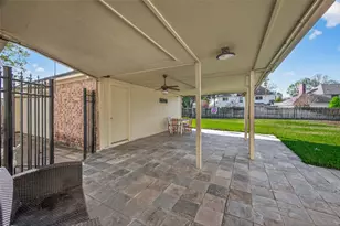 9714 Broadley Dr, Sugar Land, TX 77498 - Photo 9