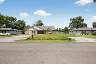206 Staples Dr, Baytown, TX 77523 - Photo 3