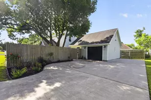 1086 S Hood St, Alvin, TX 77511 - Photo 5