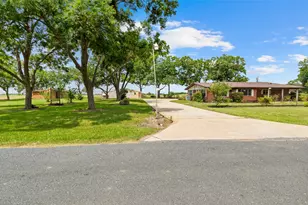 215 Lakeview Ln, El Campo, TX 77437 - Photo 1