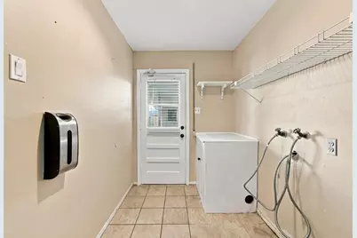 7823 Twin Hills Drive, Houston, TX 77071 - Photo 23