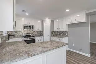 725 10th St, Dickinson, TX 77539 - Photo 13