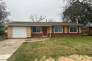 116 Forest Oaks Ln, Lake Jackson, TX 77566 - Photo 1