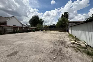 2319 McKee St, Houston, TX 77009 - Photo 9