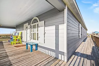 970 Wommack Drive S, Crystal Beach, TX 77650 - Photo 11