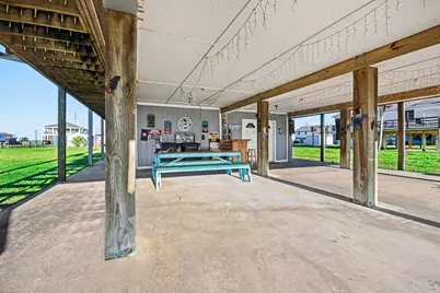 970 Wommack Drive S, Crystal Beach, TX 77650 - Photo 37