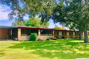 1204 N Wells St, Edna, TX 77957 - Photo 1