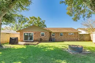 820 Perry St, Angleton, TX 77515 - Photo 5