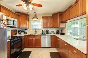 820 Perry St, Angleton, TX 77515 - Photo 17