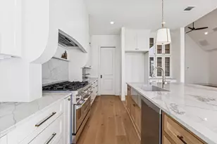 4817 Kingfisher Dr, Houston, TX 77035 - Photo 7